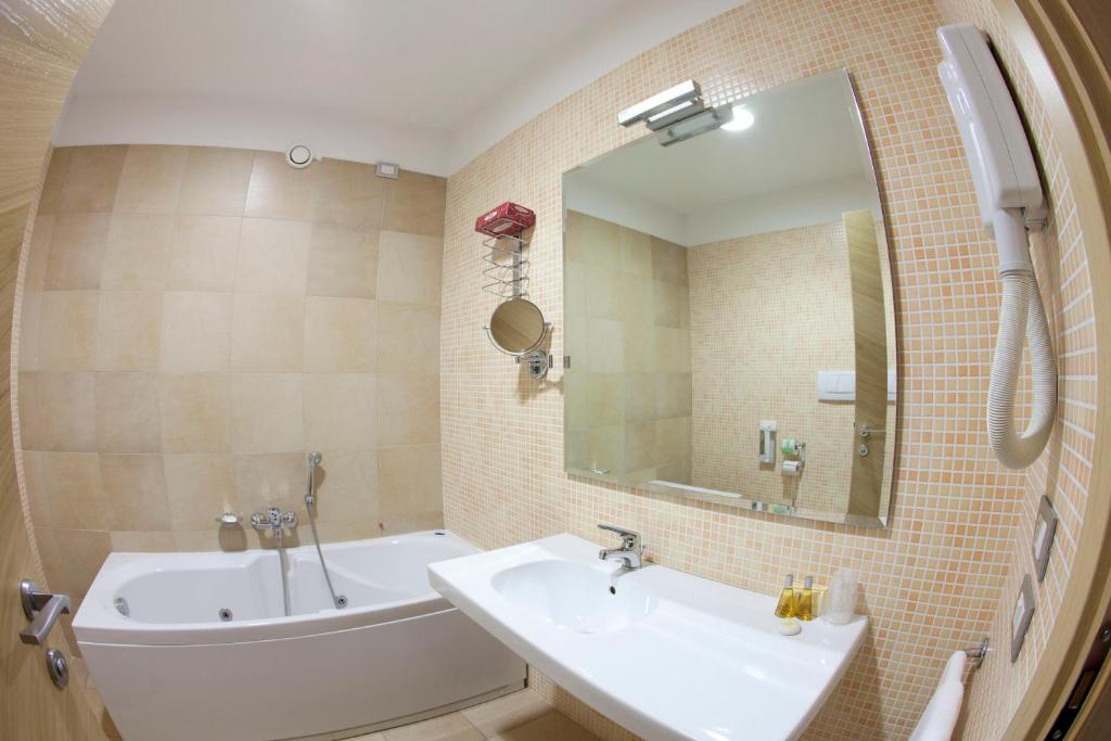 Foto del bagno della camera standard doppia con letti singoli