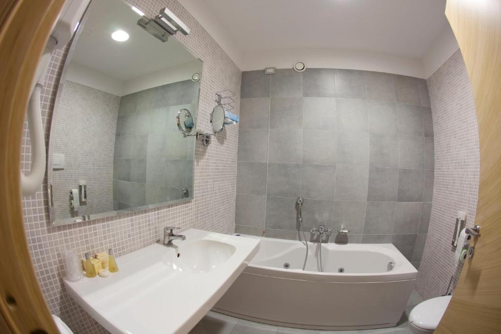 Foto del bagno nella camera matrimoniale standard